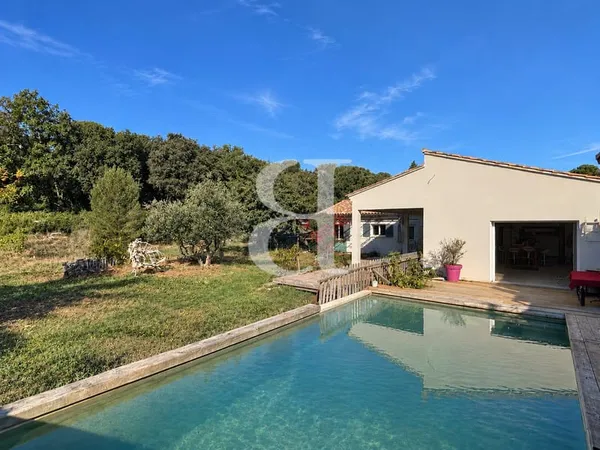 Agréable villa avec extérieur et piscine Région Massif d'Ucha