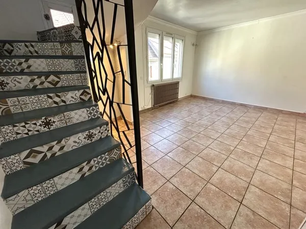 MAISON DE VILLE AVEC 2 CHAMBRES, GARAGE ET TERRASSE