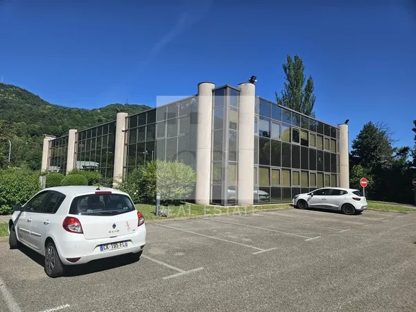 Local professionnel 1300 m²