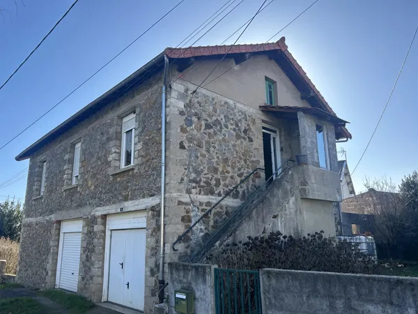 Maison en pierre avec double garage et jardin clos – Environ 85 m² habitables