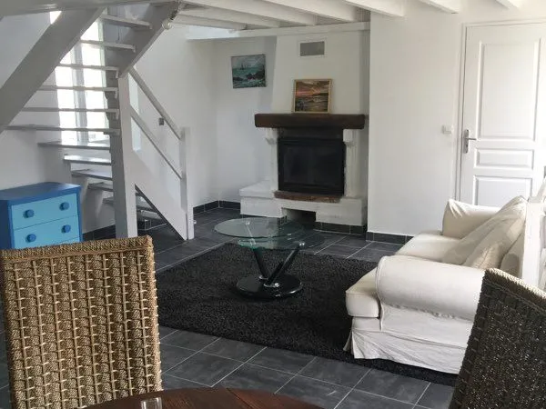 A proximité de la gare et du bus ligne 34 à ( 2km) maison de ville meublée de 3/4 pièces 890