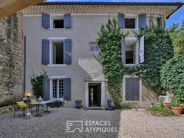 Elégante propriété de village avec jardin et bassin, proche d'Uzès