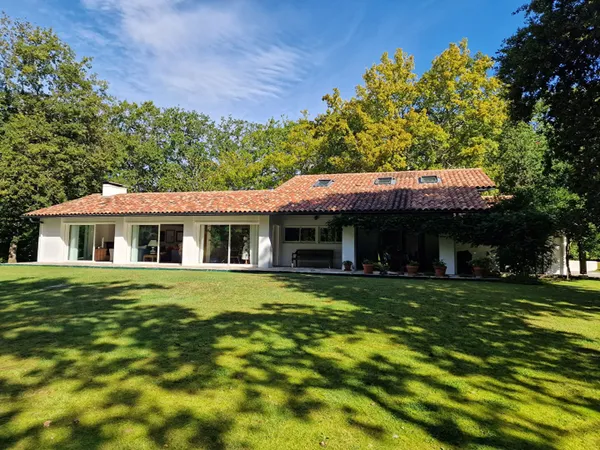 Villa d'architecte avec vaste terrain paysager en bordure de golf