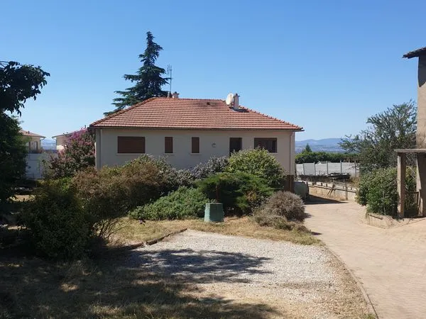 Maison sur propriété tranquille en plein centre village