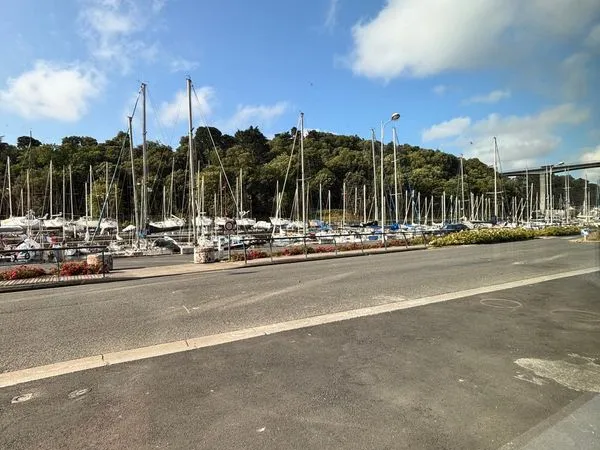 Local commercial brut de béton 78 m² - Port du Légué, Plérin