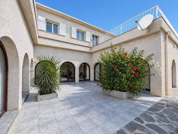 Appartement T5 267m2 en rez de jardin