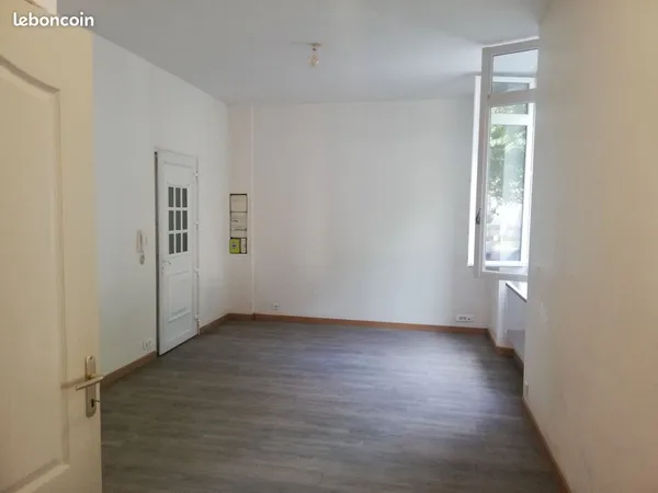 LA ROCHE-SUR-YON CENTRE - STUDIO 27 m² lumineux et calme - PARC ARBORÉ