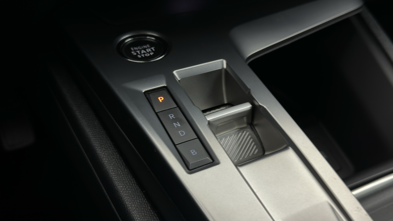 Peugeot 308 SW PHEV 180 e-EAT8 — photo 29