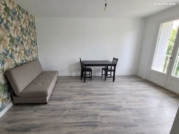 Studio T1 Bis meublé, lumineux / parfait état / parking