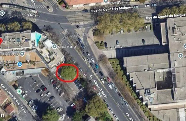 Parking en face du commissariat