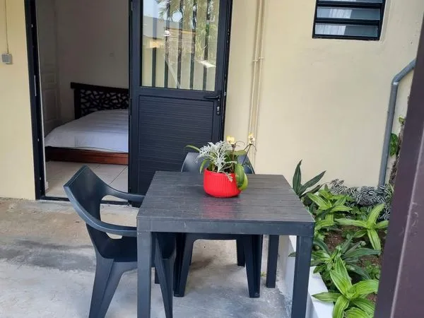 étang salé studio meublé jardin 780 ch comprises