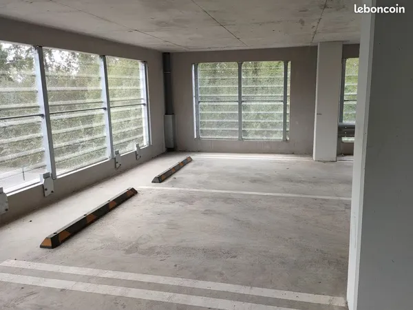 Place parking sécurisée - Libre de suite