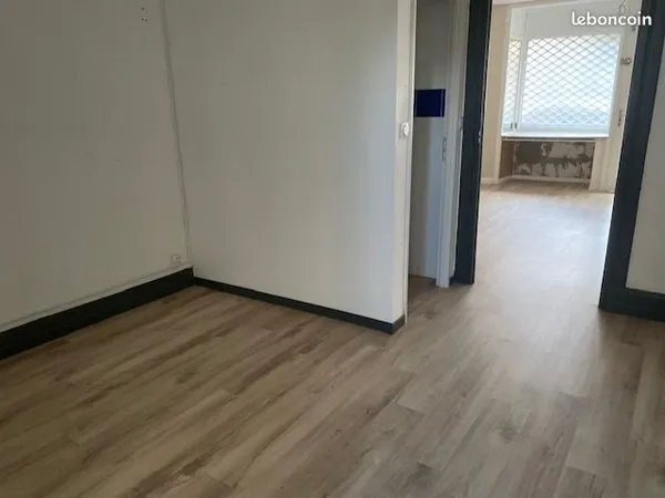 Pelussin local 54 m2 récent