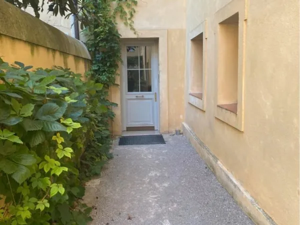 Vends Studio Centre historique dans immeuble de prestige. 32m2, tout équipé et meublé. Vendu loué