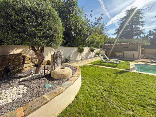 UZÈS  MAISON RÉNOVÉE AVEC PISCINE, 3 CHAMBRES ET GARAGE