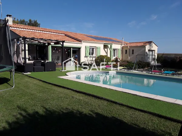Maison plain pied 3 chambres avec deux garages et piscine