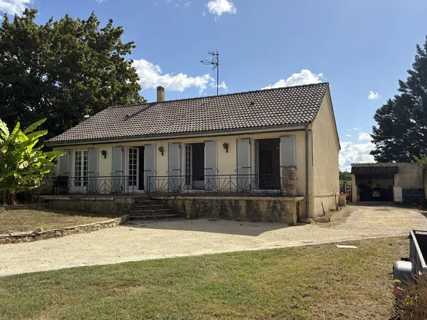 Maison de plain-pied, terrain arboré au coeur du Coux-et-Bigaroque