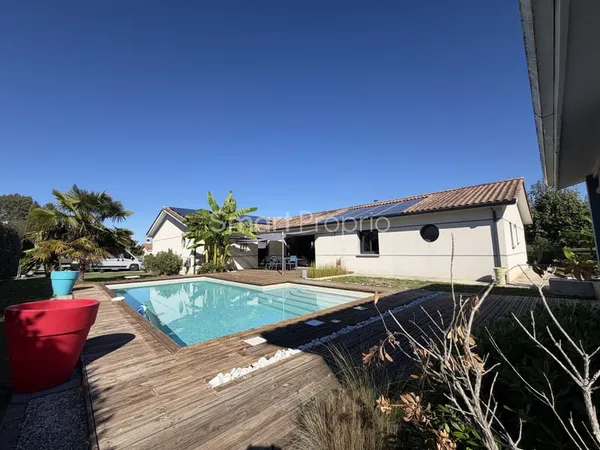 CURSAN Belle maison de plain-pied avec piscine, beaux volu
