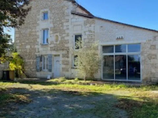 Belle maison en pierres, de 234 m2 habitables, 2 pigeonniers à rénover, hangar et dépendances