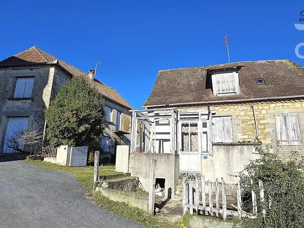 Ensemble immobilier à rénover – 2 maisons + garages à Saint-Rabier