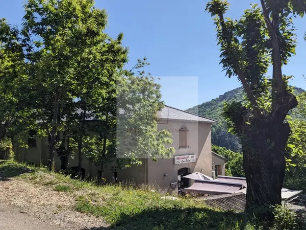 Urgent vend murs d'un ancien hotel restaurant, Cévennes parc national, Le collet de deze