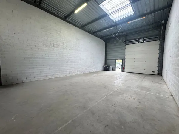 Local industriel 248 m²