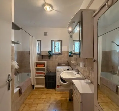 F3 cosy charmant, petit copro sécurisée dans petite maison