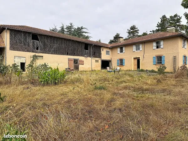 Ancien corps de ferme avec nombreuses dépendances