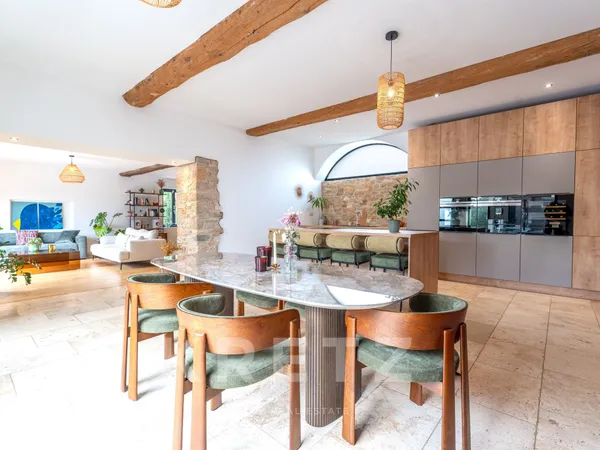 EXCLUSIVITÉ - MAISON FAMILIALE AVEC PISCINE ET 5 CHAMBRES