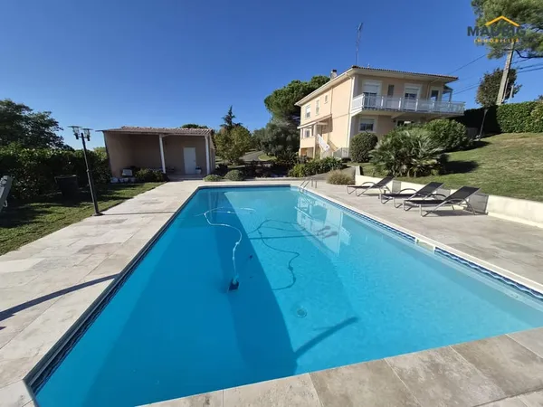 MAISON 4 CHAMBRES AVEC PISCINE, DOUBLE GARAGE ET TERRAIN DE