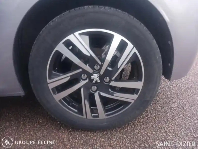 Peugeot 208 1.2 puretech 100ch s&amp;s roadtrip 118g — photo 11