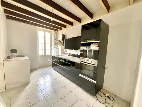 Maison à étage avec 2 chambres