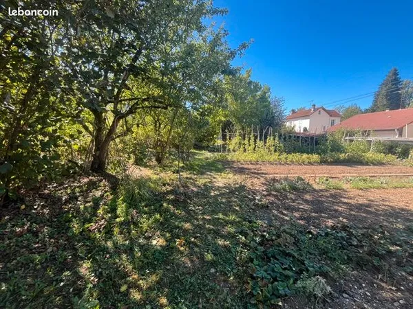 Terrain arboré de 639 m² avec garage fermé - Cadre calme et agréable