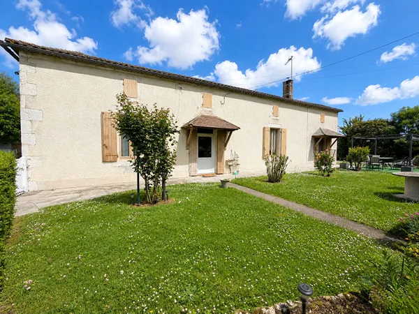 À pied des commerces de Villeréal : ferme authentique avec dépendances