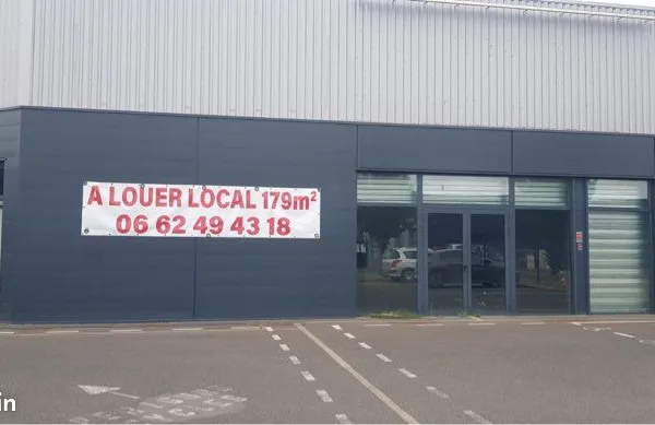 Local commercial 182.7 m2 équipé