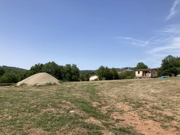 Terrain constructible 3400 m² proche Meyssac