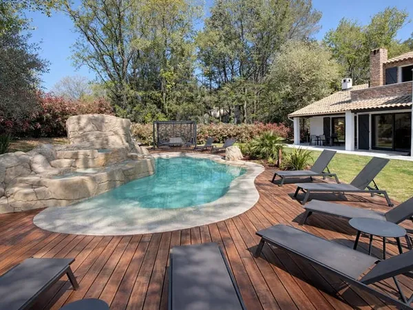 Roquefort-les-Pins - Villa rénovée de 208 m² avec piscine chauffée et jardin