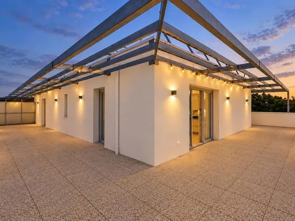 BAYONNE - T3 DE 66 M² AU DERNIER ÉTAGE AVEC TERRASSE EXCEPTIONNELLE DE 103 M² ET DOUBLE STATIONNEMEN