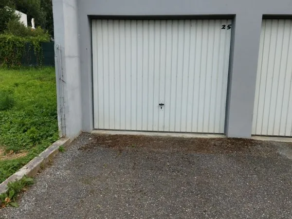 Garage avec place de parking