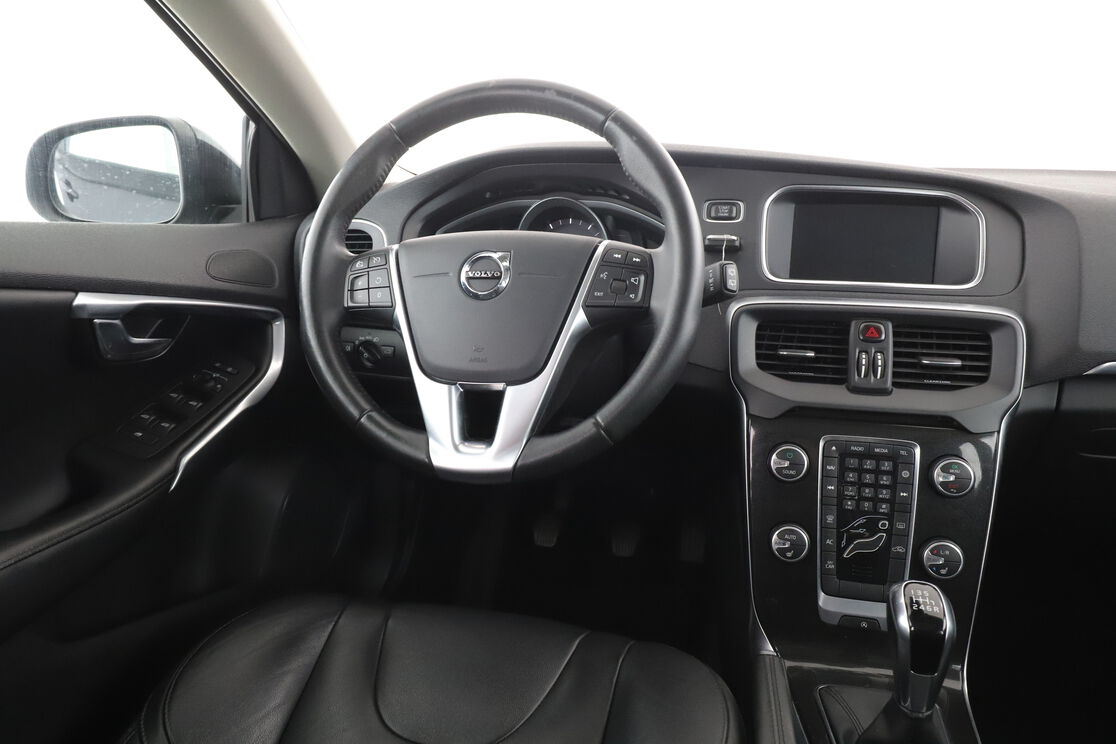 Volvo V40 2.0 T2 Signature Edition — photo 12