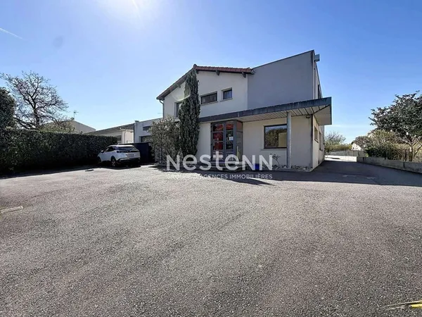 MURET - A VENDRE - Local commercial d'environ 339 m² avec places de parking
