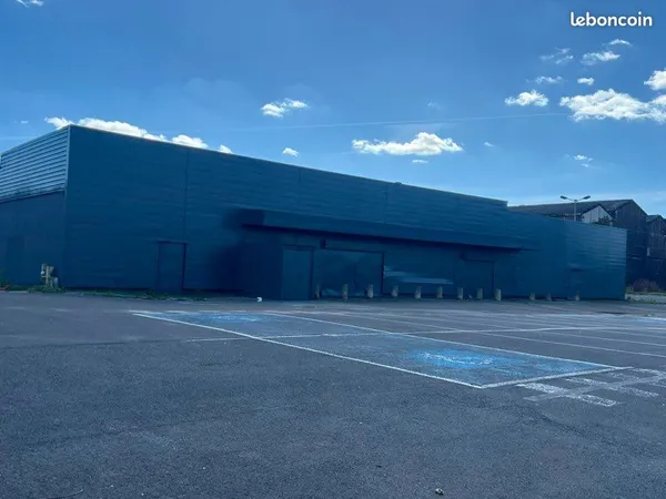 Site d'activités 20 799 m² - 2 000 m² bâtis - Local commercial / Entrepôt
