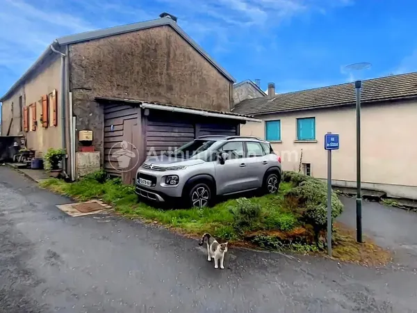 Maison de village avec dépendance.