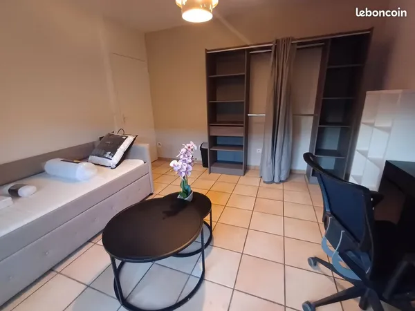 Chambre meublée - Clamart - 13,6 m² + espace de rangement privatif (près de 15 m² privatifs) - Proch