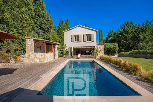 Propriété 8 pièces 218 m²