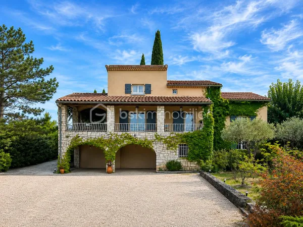 Maison 8 pièces 266 m²