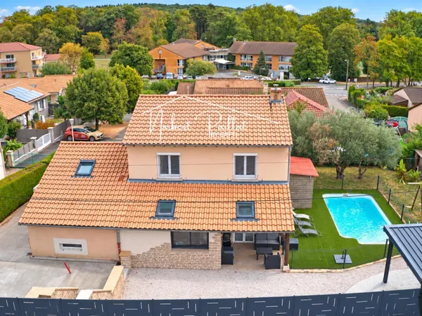 Maison familiale 4 chambres avec piscine - Hurigny