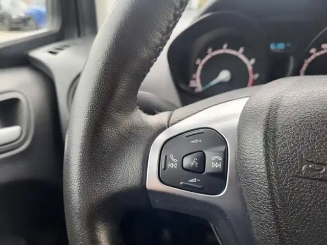 Ford Transit Courier 1.0e 100ch stop&amp;start limited — photo 13
