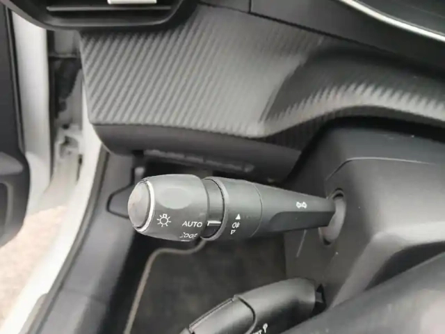 Peugeot 208 electrique 50 kwh 136ch gt — photo 17