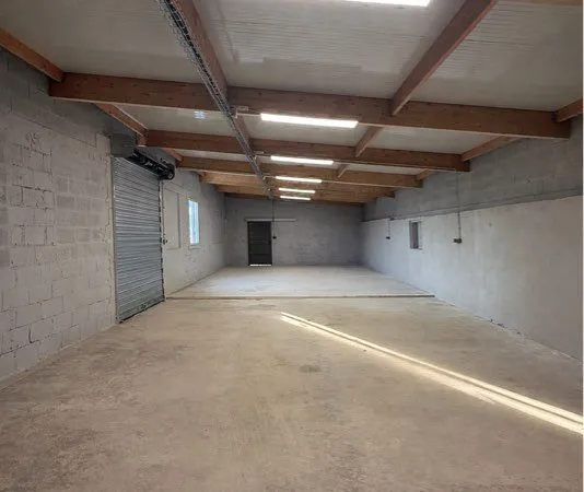 Local 123m2 accès utilitaire Chauffry